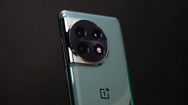 <b>OnePlus 11 5G review detaliat în limba română (Evaluare Mobilissimo)</b>OnePlus a avut o istorie destul de interesantă până acum, una pornită prin 2014. S-a poziţionat că flagship killer, oferind telefoane Android cu dotări de top, software custom şi corpuri din materiale premium. Nu s-a ferit de ceramică, de nuanţe