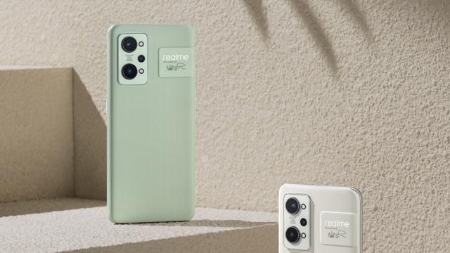 <b>Turul Magazinelor #1230: realme GT2 la cel mai mic preţ, echipamente fotovoltaice Huawei, TV cu muchii înguste</b>Turul Magazinelor de azi ne găseşte între lansări de telefoane OnePlus 11 şi televizoare Philips. Între timp noi am ajuns la episodul #1230, care ni-l aduce pe realme GT2 la un preţ excelent, la fix un an de la debutul din România. Avem şi echipamente