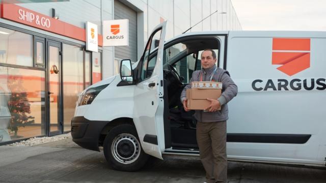 <b>Cargus anunță cea mai convenabilă livrare, la doar 1 LEU pentru expedierea coletelor în punctele SHIP & GO</b>Expedierea unui colet prin curier rapid a devenit mai costisitoare în ultimul an, pe fondul inflației și astfel au apărut scumpiri și în acest segment. Dacă ești în căutarea celei mai convenabile livrări, trebuie să citești în continuare pentru că 
