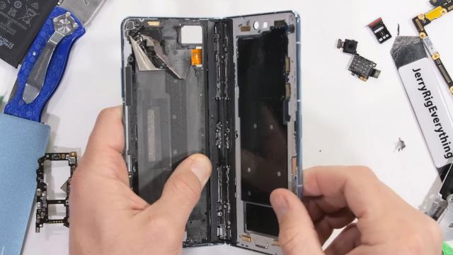 <b>Telefonul pliabil Honor Magic Vs este disecat şi dezvăluie un mecanism de balama inedit (Video)</b>Mărturisesc mi-a fost dor să văd un test de rezistenţă şi disecţie al lui JerryRigEverything. Ei bine azi primim unul, pentru un telefon pliabil, Honor Magic Vs în acest caz. Ce construcţie aduce el şi ce balama inedită are aflaţi mai jos

