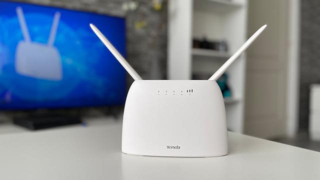 <b>TENDA 4G06 N300 Review: Router-ul care îți aduce internet 4G WiFi și VoLTE într-un singur pachet</b>Recent pe masa mea de teste a sosit un nou router de la Tenda, mai precis modelul Tenda 4G06 N300, un model care combină livrarea de internet 4G WiFi cu livrarea de VoLTE într-un singur pachet. L-am testat în ultimele zile, iar acum este