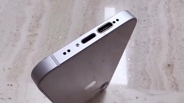 <b>Un YouTuber a reușit să adauge un port USB-C pe un iPhone 12 Mini, păstrând și portul Lightning intact</b>Apple nu a adăugat încă porturi USB-C pe smartphone-urile sale, dar de-a lungul timpului am văzut utilizatori creativi, care au reușit să aducă și acest standard pe iPhone-urile lor. De această dată aflăm că un YouTuber a reușit să aducă USB-C