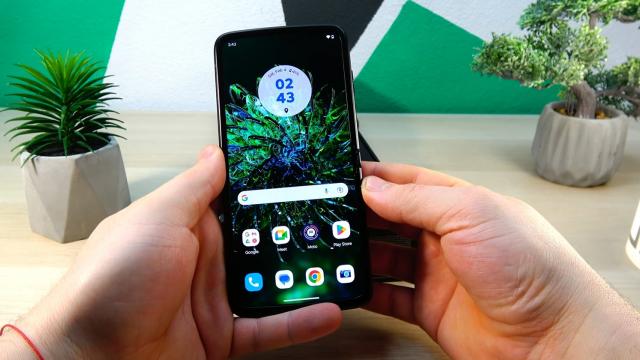 <b>Motorola RAZR 2022: Display mai luminos decât la predecesori şi rivalii Flip</b>După două Moto RAZR-uri cu diagonală de 6.2 inch, acum trecem la o diagonală de 6.7 inch, în linie cu ce oferă Galaxy Z Flip-urile. Vorbesc evident despre ecranul principal, cel pliabil. Avem de-a face cu un AMOLED de 6.7 inch, cu rezoluţie