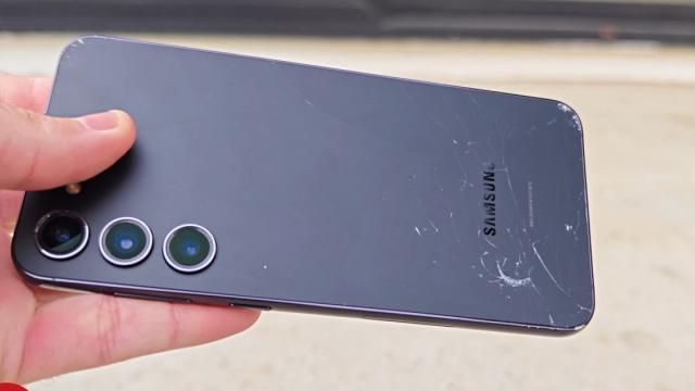 <b>Samsung Galaxy S23+ primește un drop test; Cum rezistă corpul său la impact?</b>Săptămâna trecută îl vedeam pe Galaxy S23 Ultra supus la câteva teste de rezistență de către YouTuber-ul PBKReviews. Ei bine, acum a sosit timpul să vedem cum se descurcă Galaxy S23+, varianta de mijloc din noul lineup, în cazul unui drop test