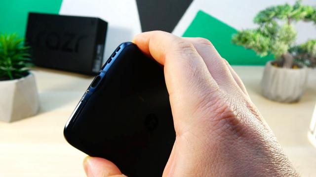 <b>Motorola RAZR 2022: Baterie pe acelaşi calapod cu al rivalilor</b>Motorola RAZR 2022 aduce o baterie clar mai mare decât predecesorii săi, la 3500 mAh. E drept că a crescut şi diagonala ecranului. Totuşi trebuie spus că Moto RAZR 2019 avea doar o baterie de 2510 mAh, iar Moto RAZR 5G una de 2800 mAh