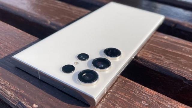 <b>Samsung Galaxy S23 Ultra e testat de DxOMark: ocupă locul 10 în topul camerelor de smartphone</b>Samsung Galaxy S23 Ultra tocmai a debutat în magazine şi ca atare a început o serie de teste realizate de publicaţiile de specialitate. Am văzut drop test-uri, aşteptam disecţiile şi acum a venit momentul faimosului test de la DxOMark. 