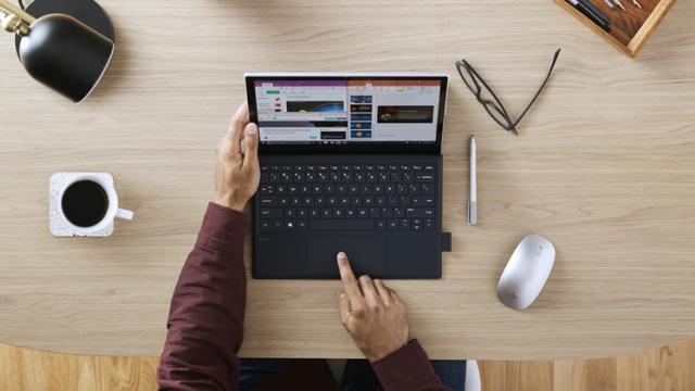 <b>HP Envy x2 este un laptop 2 în 1 Windows on ARM, se bazează pe un chipset-ul Snapdragon 835, iar bateria sa promite 20 ore autonomie</b>Pe lângă ASUS NovaGO, ieri seară a debutat și HP Envy X2 - terminal Windows on ARM ce aduce dotări similare, diferența fiind aici reprezentată de către modul în care este implementată tastatura. Modelul HP este mai repede o tabletă