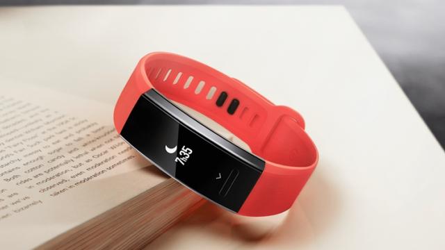 <b>Turul Magazinelor #343: Baterie externă la preţ bun, reduceri de 50% la purtabile pe site-ul Orange, Mi Note 3 pe piaţa din România</b>La mijloc de săptămână ne gândim puțin și la fitness, motiv pentru care în turul de astăzi vă propunem două purtabile numai bune de luat la jogging. Este vorba despre Samsung Gear Fit 2 Pro și despre Huawei Band 2 Pro care primesc