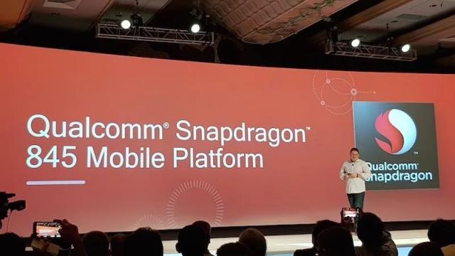 <b>Qualcomm Snapdragon 845 se dezvăluie în extra detalii: un nou GPU, grafică cu 30% mai rapidă, consum cu 30% mai eficient</b>Qualcomm a anunţat ieri oficial procesorul Qualcomm Snapdragon 845, pe care îl vom găsi cu siguranţă pe flagship-urile anului 2018. Până atunci, producătorul de chipset-uri a oferit azi extra detalii despre noul venit, la nivel de performanţe în special.