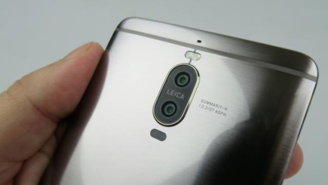 <b>Huawei Mate 9 și Mate 9 Pro primesc de astăzi actualizarea la Android Oreo; vine la pachet cu funcția Projection</b>De astăzi cei de la Huawei încep distribuirea pachetului software Android 8.0 Oreo + EMUI 8.0 pentru smartphone-urile Huawei Mate 9 și Huawei Mate 9 Pro. Pe lângă toate noutățile asociate "biscuitului" avem parte și de introducerea 