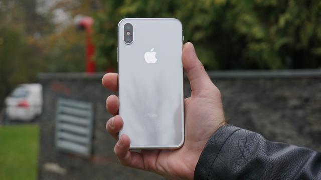 <b>Apple reduce target-ul de vânzări pentru iPhone X; cererea din ultima lună este sub așteptările companiei</b>Flagship-ul pe acest an din portofoliul Apple a avut parte de un debut oarecum limitat, perioada lansării comerciale fiind marcată de un ritm de producere mai încet decât se aștepta inițial. S-a ajuns astfel la temene de până la o lună