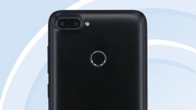 <b>Lenovo K320t este primul smartphone cu ecran 18:9 al companiei chineze; aduce dotări modeste</b>Într-un final și Lenovo face trecerea la panourile 18:9, pregătind pentru început un smartphone cu dotări de buget numit Lenovo K320t. Acesta a fost certificat recent de către TENAA și astfel avem ocazia să vedem fotografii și să aflăm