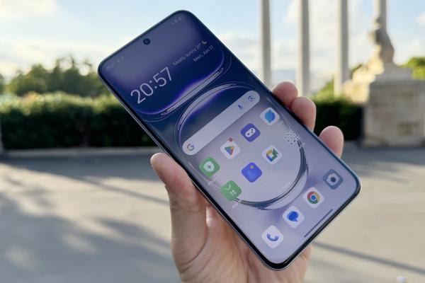 OPPO Reno12 Pro: Display cu contrast satisfăcător şi în soarele Ibizei