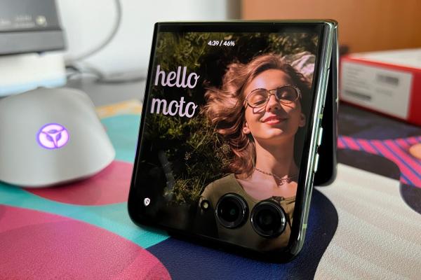 Motorola RAZR 50 Ultra: Baterie cu rezultate spectaculoase la playback video, meritul eficienței lui Snapdragon 8s Gen3