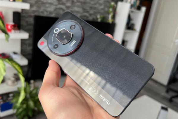 Nubia Focus Pro: Design de cameraphone plus sclipici sau variantă cu spate îmbrăcat în piele bej