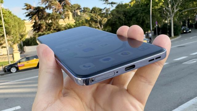 <b>OPPO Reno12 Pro: Baterie pregătită de The Bear, Acolyte, Yellowstone</b>OPPO Reno12 Pro adopta deja clasică baterie de 5000 mAh, acum cu încărcare rapidă, la 80W. Tehnologie SuperVOOC evident, dar nu şi încărcător în cutie. Pe hârtie ni se promite că ajunge la 47% în doar 18 minute. Să vedem cum arată testele noastre