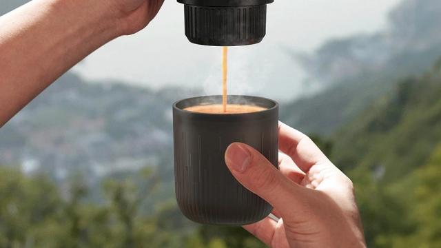 <b>Vrei să te bucuri de cafeaua preferată oriunde? Espressorul portabil este soluția și îl cumperi acum cu extra reducere de pe Aliexpress</b>Astăzi am găsit ceva cu adevărat interesant în oferta celor de la Aliexpress și anume un espressor de cafea portabil, da, ai auzit bine, unul portabil. Acest produs este adresat celor care vor să se bucure de o cafea savuroasă oriunde și oricând