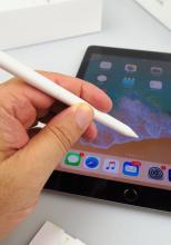 Apple iPad 9.7 (2018) Unboxing + Apple Pencil: în sfârşit un iPad de scos din cutie, satisfăcător de ţinut în mână (Video)