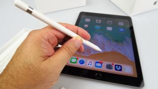 Apple iPad 9.7 (2018) Unboxing + Apple Pencil: în sfârşit un iPad de scos din cutie, satisfăcător de ţinut în mână (Video)