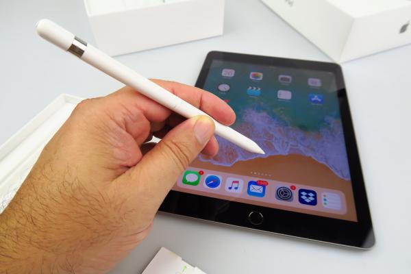 Apple iPad 9.7 (2018) Unboxing + Apple Pencil: în sfârşit un iPad de scos din cutie, satisfăcător de ţinut în mână (Video)