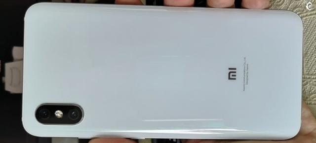 Xiaomi Mi 8X apare în presupuse fotografii; Ar avea scanner de amprente integrat în ecran
