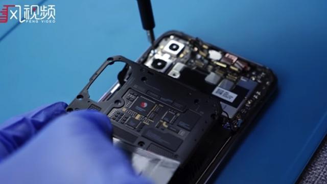 <b>Xiaomi Mi 8 Explorer trece printr-un proces de dezasamblare ce dezvăluie circuitul fals vizibil prin panoul spate transparent</b>Încă de la debutul lui Xiaomi Mi 8 Explorer Edition au apărut speculații cu privire la faptul că panoul transparent din spatele telefonului nu reflectă tocmai realitatea, fiind sugerată posibilitatea că sub panou să fie doar un circuit fals