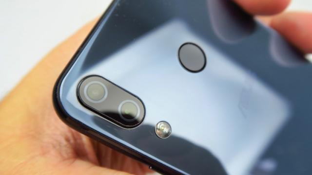 <b>ASUS ZenFone 5z primește captură RAW și îmbunătățiri la nivel de cameră printr-un nou update software</b>În vreme ce pe plan local smartphone-ul ASUS ZenFone 5Z pare a fi dispărut complet din peisaj, pe piața din SUA acest model începe să fie listat la precomandă. De aceea în pragul lansării taiwanezii vin cu o actualizare software destul de 