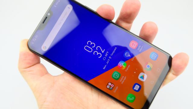 <b>ASUS ZenFone 5z: Multimedia stereo, 24 bit, de top 5</b>Ştiţi genul acela de telefon care e doar OK la muzică şi fantastic la jocuri, când vine vorba de acustică? Ei bine, cam aşa e şi ASUS ZenFone 5z. Terminalul are două difuzoare stereo, fiecare cu propriul amplificator, dar înainte să fim prea şocaţi de..