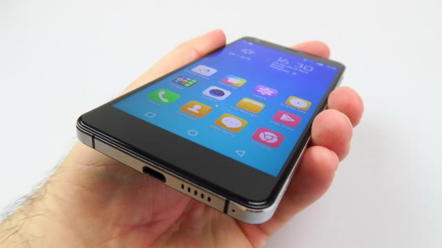 <b>UHANS S1 Review</b>Mobilissimo.ro realizează recenzia telefonului UHANS S1, model cu 3 GB RAM şi dublă faţetă din sticlă. El costă 140 de dolari şi aduce un design în stil iPhone 4, doar că la scară mai mare. Foloseşte un CPU octa-core MediaTek, ecran HD de 5 inch