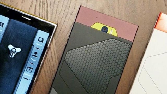 <b>Smartphone-ul Turing Phone e în sfârşit disponibil, după luni de amânări: ultra criptat, protejat şi securizat</b>Cu luni buni în urmă, compania Turing Robotics uimea publicul cu al său Turing Phone - terminal criptat ce a avut parte de numeroase amânări în perioada ce a urmat debutului. Acest model este acum în sfârșit disponibil publicului larg și poate fi 
