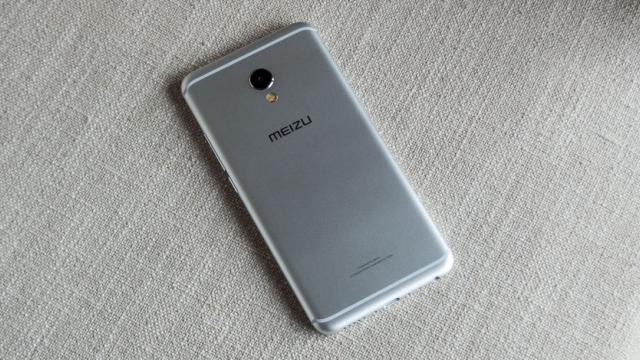 <b>Meizu MX6 este scos din cutie; vedem fotografii cu terminalul și o comparație cu modelul Pro 6</b>La scurt timp după anunțul oficial, iată că Meizu MX6 începe a sosi la teste în China - zi în care edem telefonul scos din cutie și prezentat sub formă de fotografii. Interesant este faptul că producătorul chinez pune accent și pe prezentare în cazul de