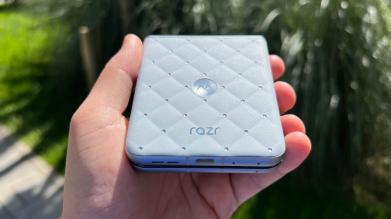 Motorola razr 60 Swarovski Unboxing: Smartphone-ul pliabil primește zeci de cristale Swarovski și o pereche de căști cercei care completează look-ul (Video)