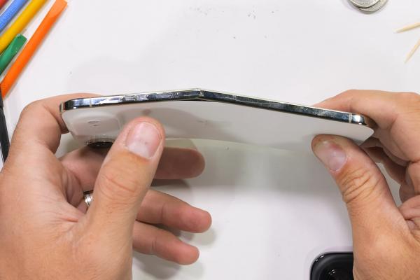 Se îndoaie sau nu? iPhone Air testat de JerryRigEverything (Video)