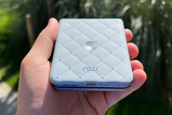 Motorola razr 60 Swarovski Unboxing: Smartphone-ul pliabil primește zeci de cristale Swarovski și o pereche de căști cercei care completează look-ul (Video)