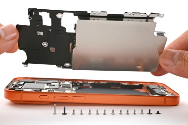 Reparația lui iPhone 17 Pro vine cu noi provocări, dar nu este totul atât de rău; Iată scorul iFixit