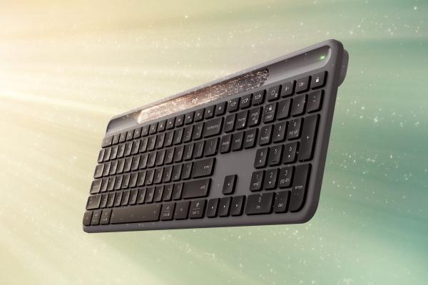 Logitech prezintă tastatura Signature Slim Solar+ K980; Model wireless ce se încarcă din orice sursă de lumină