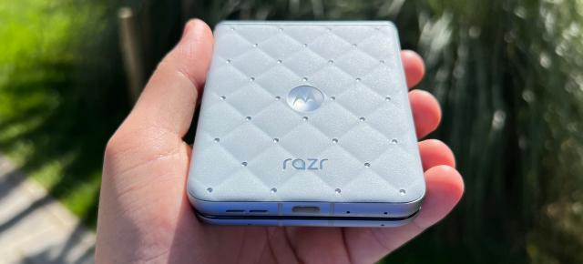 Motorola razr 60 Swarovski Unboxing: Smartphone-ul pliabil primește zeci de cristale Swarovski și o pereche de căști cercei care completează look-ul (Video)