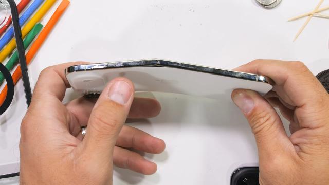 <b>Se îndoaie sau nu? iPhone Air testat de JerryRigEverything (Video)</b>Cu săptămâni înainte de debutul lui iPhone Air se vehicula că acesta riscă să aibă de-a face cu așa-zisul „Bendgate”, adică să se îndoaie foarte ușor. Acest lucru s-a întâmplat odată cu iPhone 6, unul dintre primele telefoane din portofoliul companiei