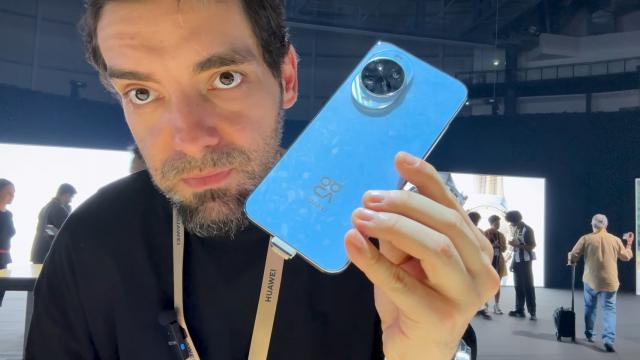 <b>Huawei Nova 14 Hands on: am testat camera de 50 MP pe George Buhnici (Video)</b>După ce am pus mâna pe Huawei Nova 14 la Paris, la lansarea lui Watch GT 6, am aruncat o privire şi peste Huawei Nova 14, modelul de bază. Porneşte de la 499 de euro, în ediţia cu 12 GB RAM şi 256 GB stocare. Cea de 512 GB costă 549 de euro