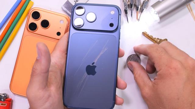 <b>Scratchgate e real! iPhone 17 Pro și Air se zgârie foarte ușor (Video)</b>Apple s-a întors la aluminiu odată cu iPhone 17 Pro și Pro Max, dar pare că revenirea nu le priește. Nu doar versiunile Pro sunt afectate, ci și noul iPhone Air. În online noile terminale au început să fie supranumite „scratch magnets”