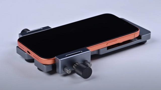 <b>iPhone 17 Pro desfăcut în faţa camerei; Greu de reparat? (Video)</b>Cu seria iPhone 17 pusă în vânzare de pe 19 septembrie, au început să apară unboxinguri, impresii, disecții și analize de cameră ale noilor telefoane. Azi vă prezentăm o disecție a lui iPhone 17 Pro, realizată de către REWA Technology, care dezvăluie 
