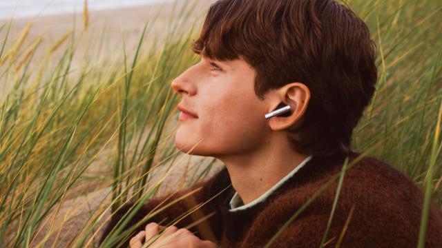 <b>Bang & Olufsen lansează Beo Grace, noile căști true wireless din aluminiu; driver de titan și ANC adaptiv</b>Beo Grace, noua pereche de căști true wireless de la Bang & Olufsen, pune accent pe materiale premium și o arhitectură audio diferită față de ce oferă piața mainstream. Carcasa și căștile sunt lucrate din aluminiu prelucrat, cu o estetică ce amintește de 