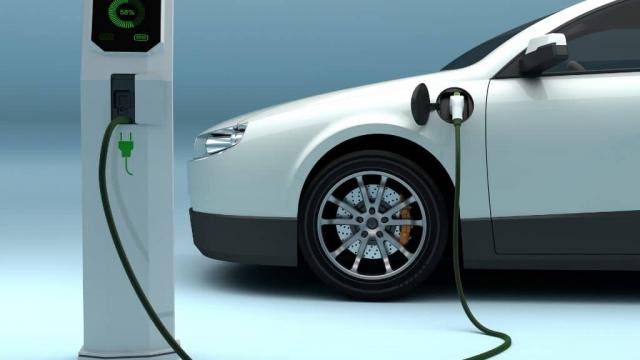 <b>Piaţa de vehicule electrice din România a crescut cu 89% în august; Între timp Dacia Sandero doboară recorduri</b>România începe să se mişte bine pe piaţa de vehicule electrice, care a crescut cu 89% doar în luna august. Informaţiile vin de la LEKTRI.co, jucător pe piaţa de mobility market de la noi. Aflăm dintr-o altă sursă şi faptul că Dacia Sandero 