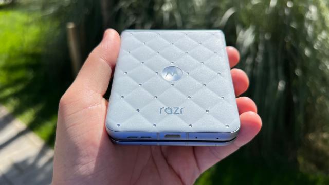 <b>Motorola razr 60 Swarovski Unboxing: Smartphone-ul pliabil primește zeci de cristale Swarovski și o pereche de căști cercei care completează look-ul (Video)</b>După ce l-am văzut în acțiune în urmă cu aproximativ o săptămână la evenimentul de lansare din București, astăzi Motorola razr 60 Swarovski ajunge și pe masa noastră de teste, un smartphone mai cu bling bling, care după nume 