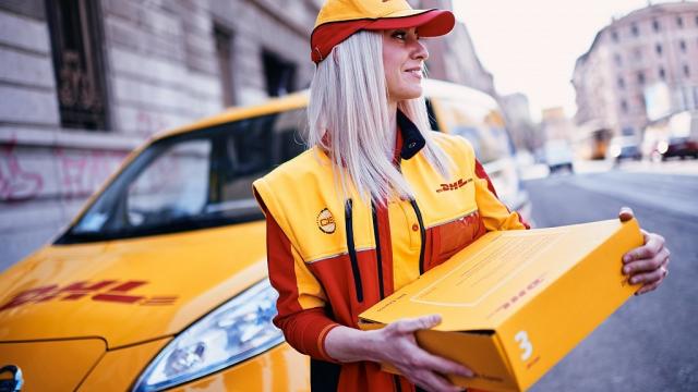<b>DHL deschide un nou hub logistic la Ștefănești; centru cu tehnologii verzi și acces rapid la rețele de transport</b>DHL Express România își extinde rețeaua operațională printr-un nou centru logistic, amplasat în zona Ștefăneștii de Jos, în cadrul parcului industrial VGP Park Bucharest North. Potrivit companiei, noul hub are o suprafață de 4.109 mp și face parte dintr-o