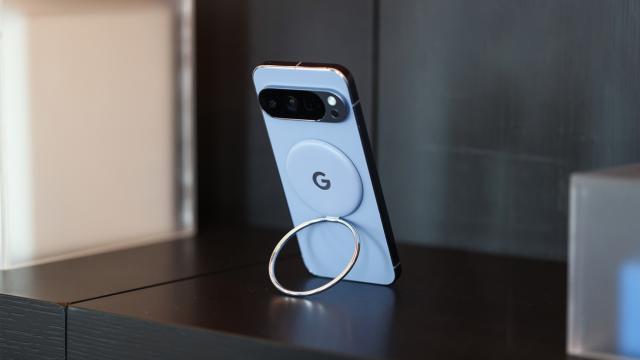 <b>Google Pixel 10 Pro XL are "cel mai bun ecran din toate timpurile", conform testelor DxOMark</b>Aşa cum probabil ştiţi deja, DxOMark nu testează doar camere de smartphone-uri, ci şi acustica şi chiar ecrane. Ei bine, cel mai nou test de ecrane ne-a dus şi un campion, pe Google Pixel 10 Pro XL, proclamat drept "telefonul cu cel mai
