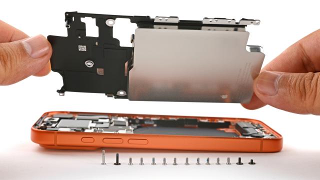 <b>Reparația lui iPhone 17 Pro vine cu noi provocări, dar nu este totul atât de rău; Iată scorul iFixit</b>Ca la orice mare lansare de flagship nici în cazul lui iPhone 17 Pro nu vorbim despre o situație lipsită de probleme și am tot avut de pus pe listă, inclusiv ScratchGate, cu telefonul care se zgârâie cam ușor. Acum vedem cum stă 