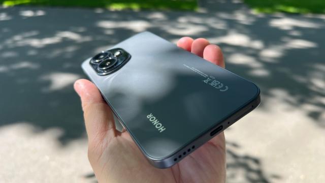 <b>Honor 500 Pro vine cu ecran mai mare și baterie de 7000 mAh; Dotările ajung pe web</b>Honor se pregătește să lanseze seria Honor 500 până la finalul anului, iar specificațiile pentru modelul Pro au scăpat azi. Informațiile neoficiale de pe Weibo, venite de la zvonacul @SmartPikachu, sugerează câteva îmbunătățiri față 