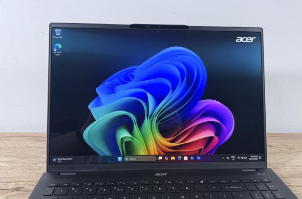 Acer Swift 16 AI - Display: Photo 24.11.2025, 20 05 45.jpg