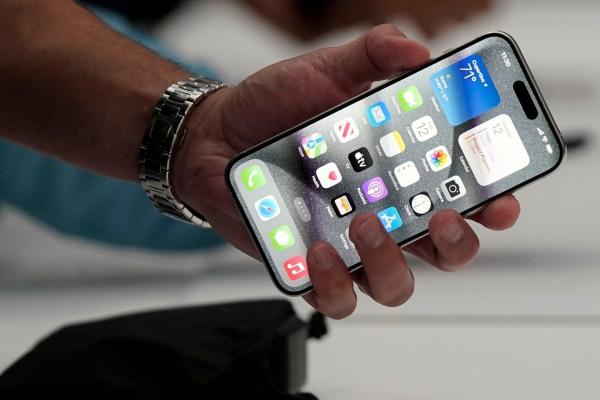 iOS 27 vine cu AI și optimizări serioase; Apple promite stabilitate și un Siri mai deștept